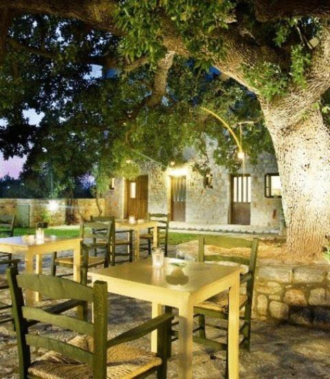 Vlyhada Guesthouse Pyrgos Dirou ภายนอก รูปภาพ